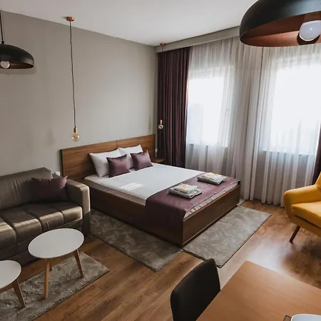 Plaza Apartment *