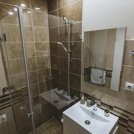 Plaza Apartment *